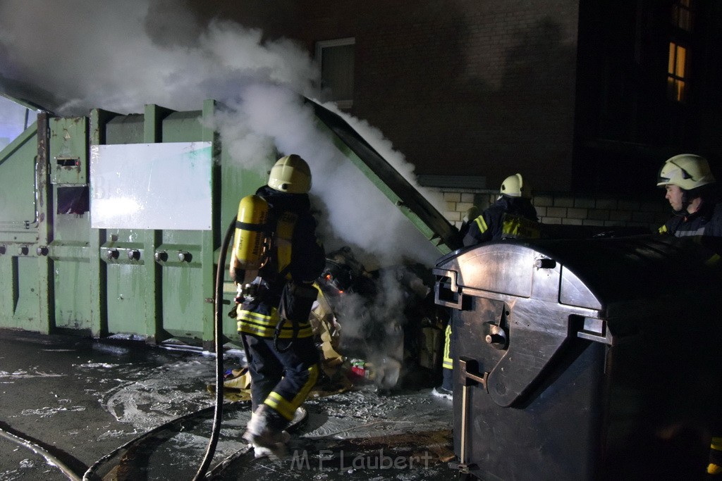 Feuer Papp Presscontainer Koeln Hoehenberg Bochumerstr P226.JPG - Miklos Laubert